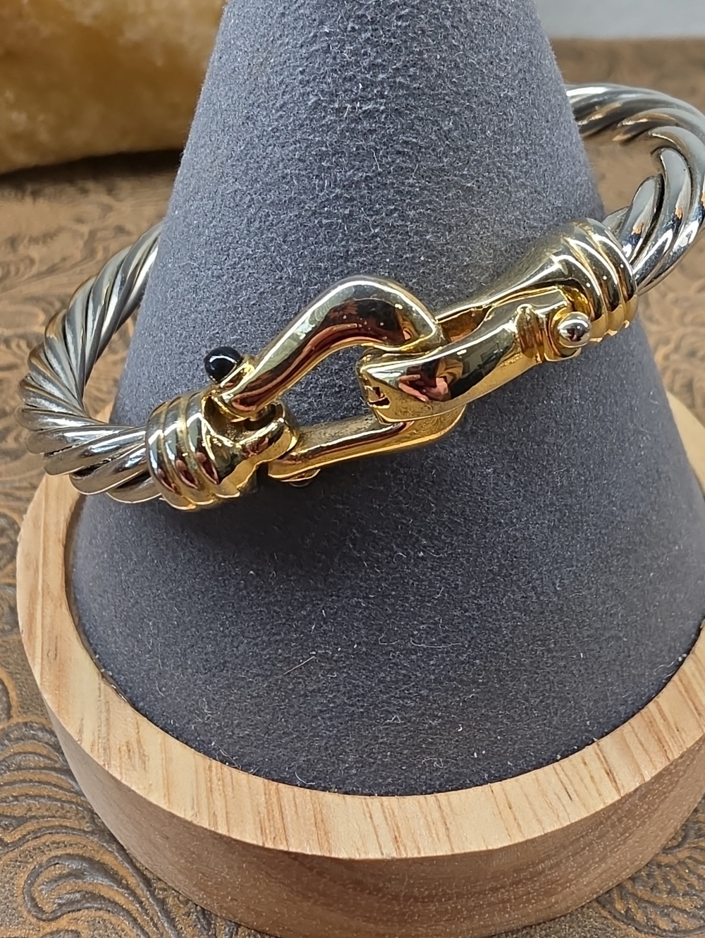 Vintage Gold Silver Two Tone Twisted Cable Black Accent Hinged Buckle Bracelet - Picture 2 of 8